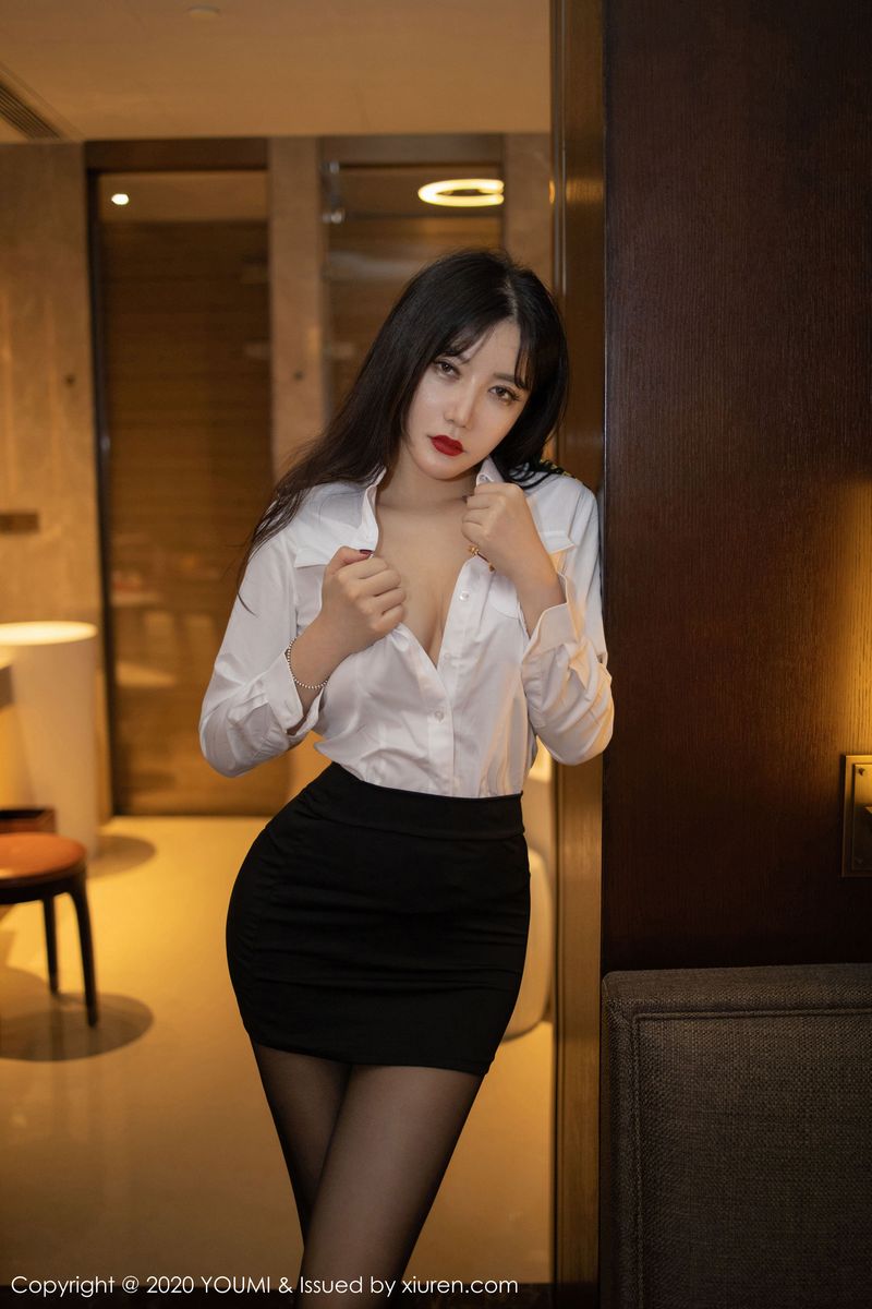 [YouMi尤蜜荟] 美女模特心妍小公主白衬衫超短裙&女警制服写真 Vol.428