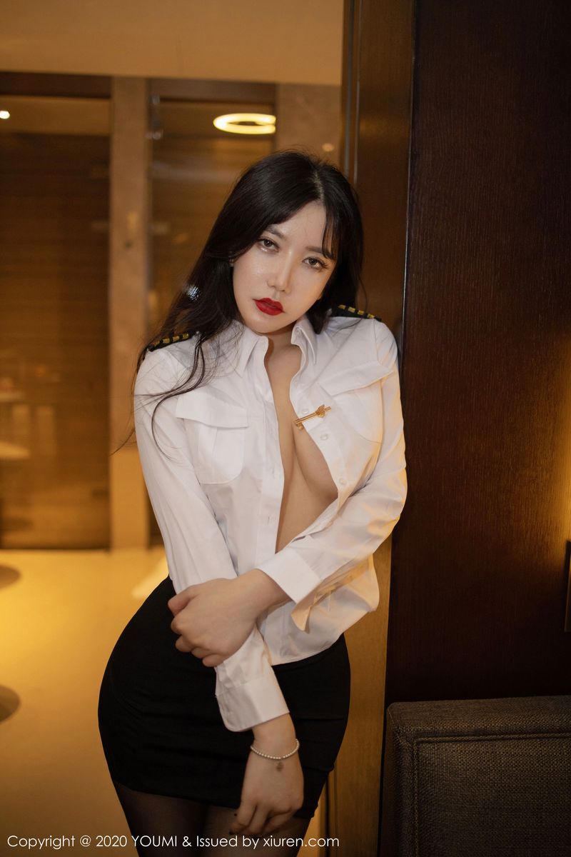 [YouMi尤蜜荟] 美女模特心妍小公主白衬衫超短裙&女警制服写真 Vol.428