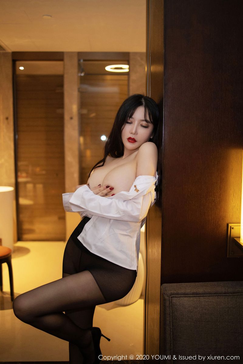 [YouMi尤蜜荟] 美女模特心妍小公主白衬衫超短裙&女警制服写真 Vol.428