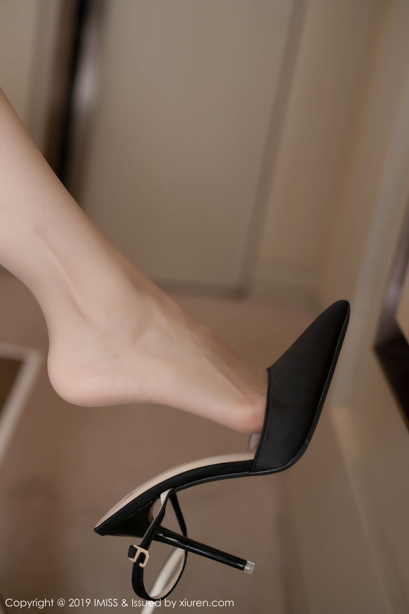 [IMiss爱蜜社] 气质女神许诺Sabrina职业装+丝袜美腿系列写真 Vol.410