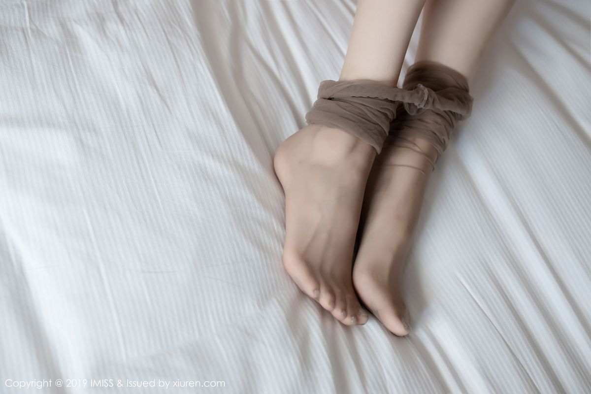 [IMiss爱蜜社] 气质女神许诺Sabrina职业装+丝袜美腿系列写真 Vol.410