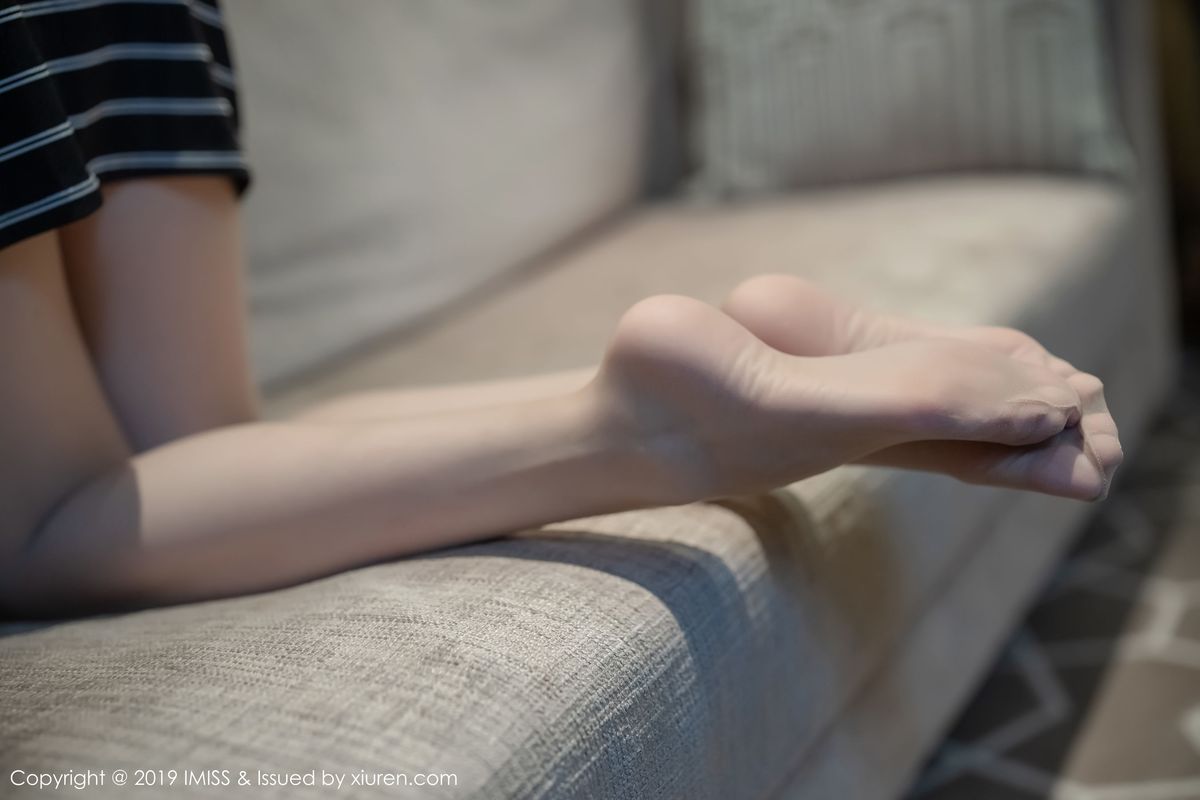 [IMiss爱蜜社] 气质女神许诺Sabrina职业装+丝袜美腿系列写真 Vol.410