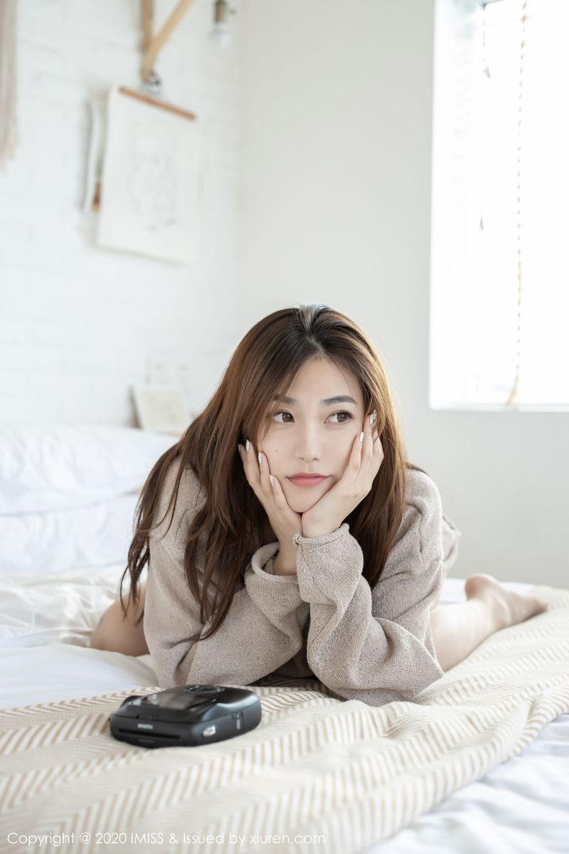 [IMiss爱蜜社] 气质女神许诺Sabrina丝袜美腿碎花裙系列写真 Vol.440