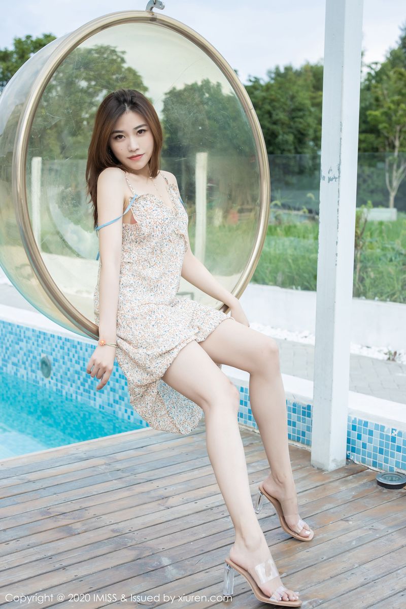 [IMiss爱蜜社] 气质女神许诺Sabrina丝袜美腿碎花裙系列写真 Vol.440