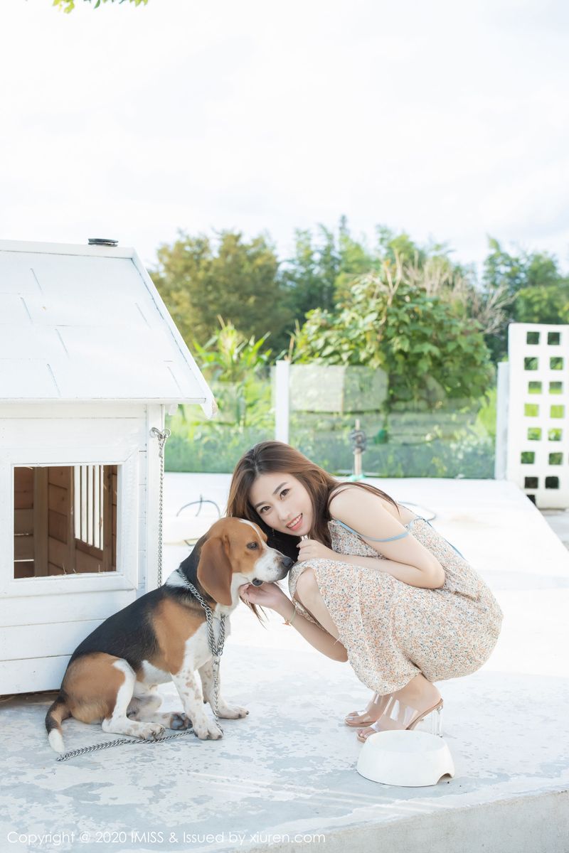 [IMiss爱蜜社] 气质女神许诺Sabrina丝袜美腿碎花裙系列写真 Vol.440