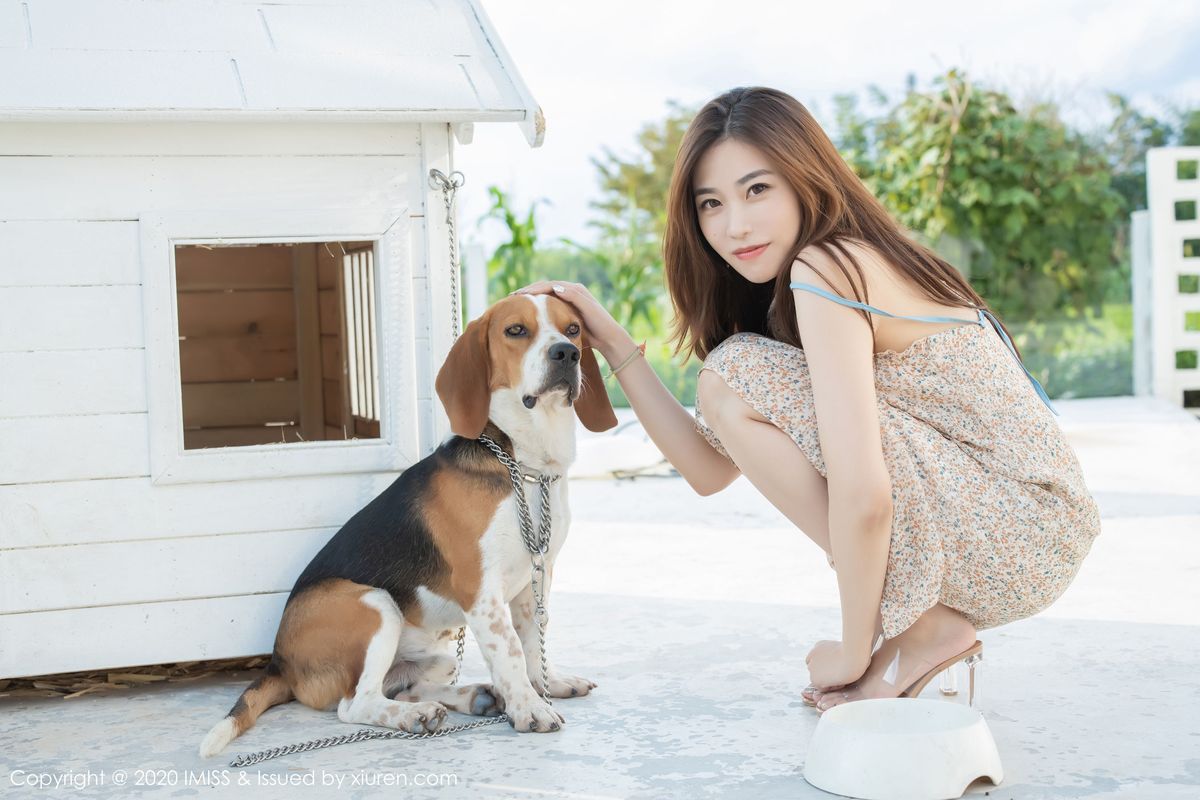 [IMiss爱蜜社] 气质女神许诺Sabrina丝袜美腿碎花裙系列写真 Vol.440