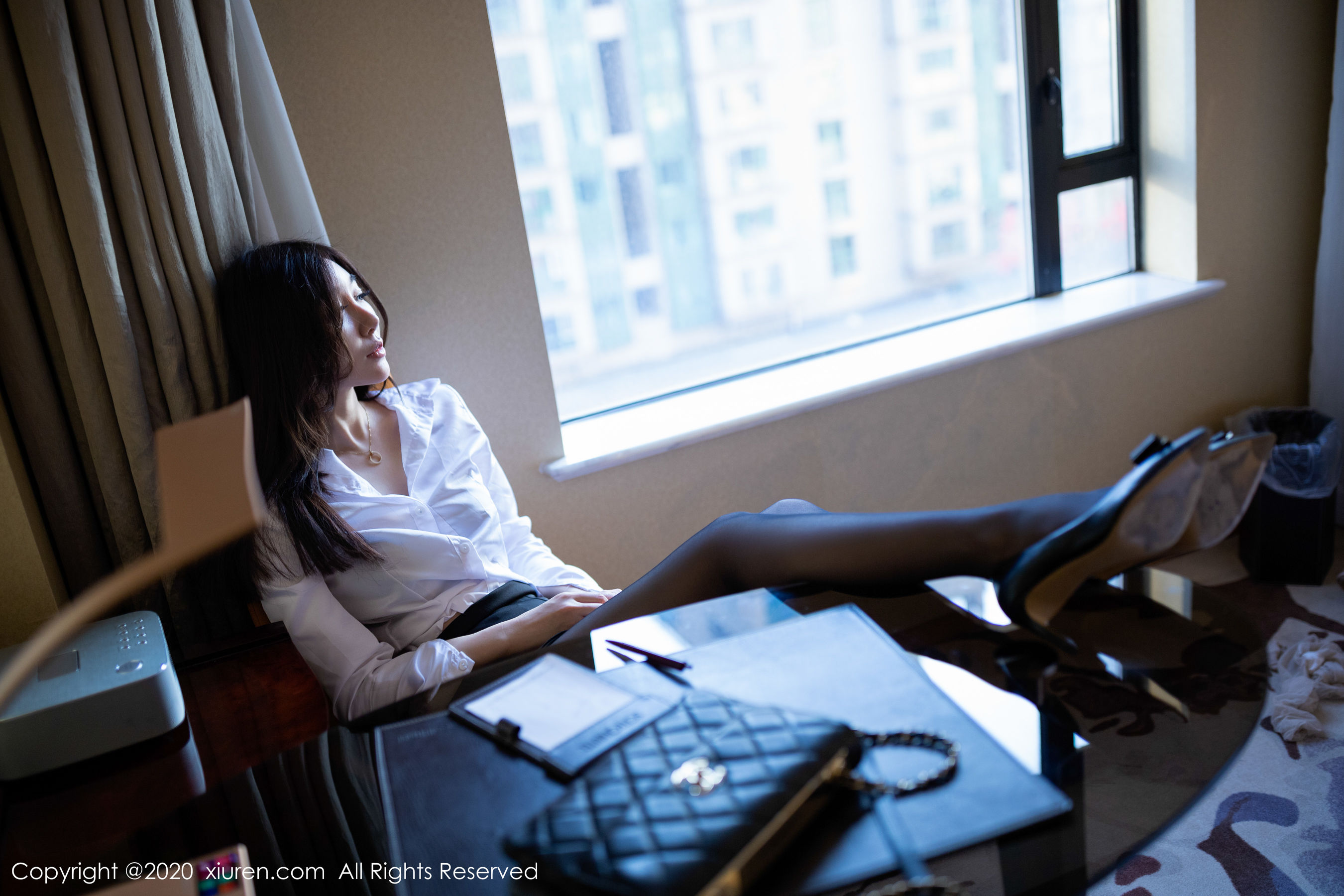 伊思思《酒店黑丝美腿OL》 [秀人XIUREN] No.1933 写真集