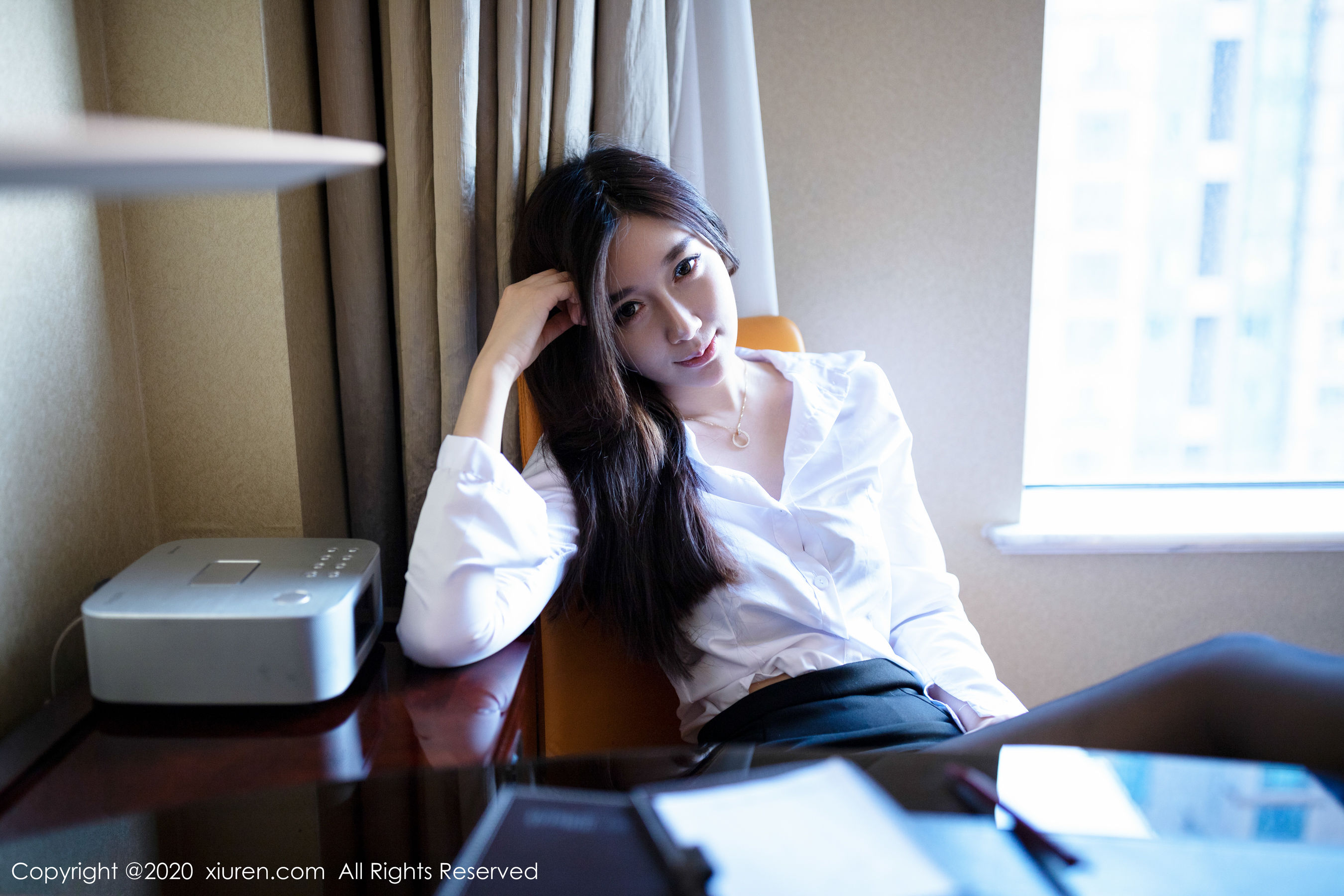 伊思思《酒店黑丝美腿OL》 [秀人XIUREN] No.1933 写真集