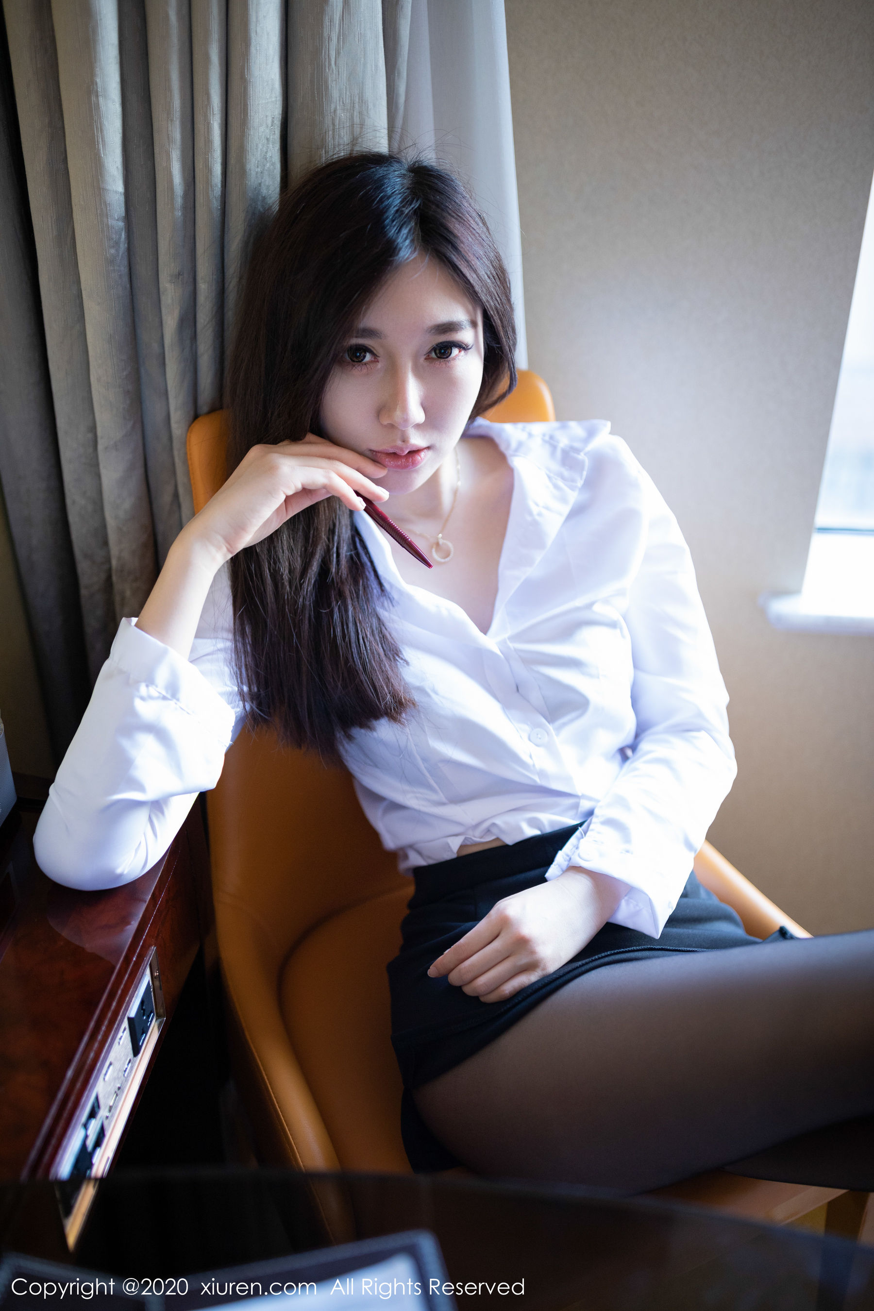 伊思思《酒店黑丝美腿OL》 [秀人XIUREN] No.1933 写真集