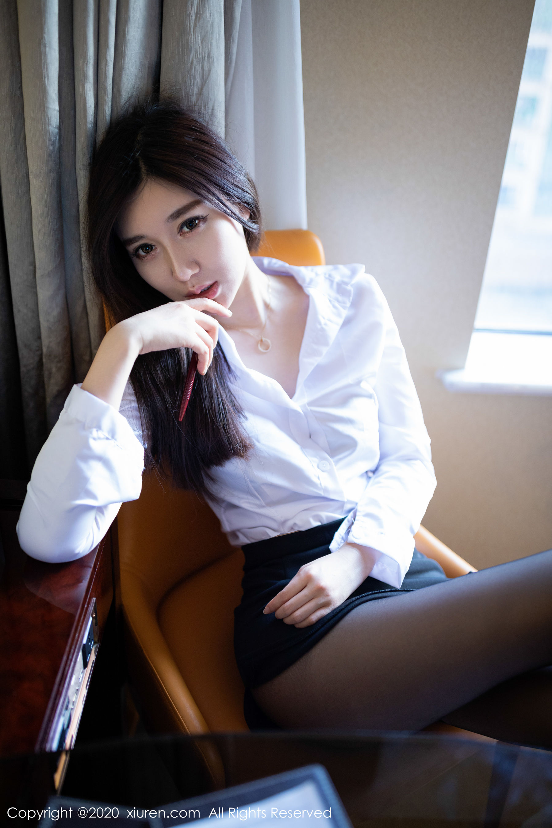 伊思思《酒店黑丝美腿OL》 [秀人XIUREN] No.1933 写真集