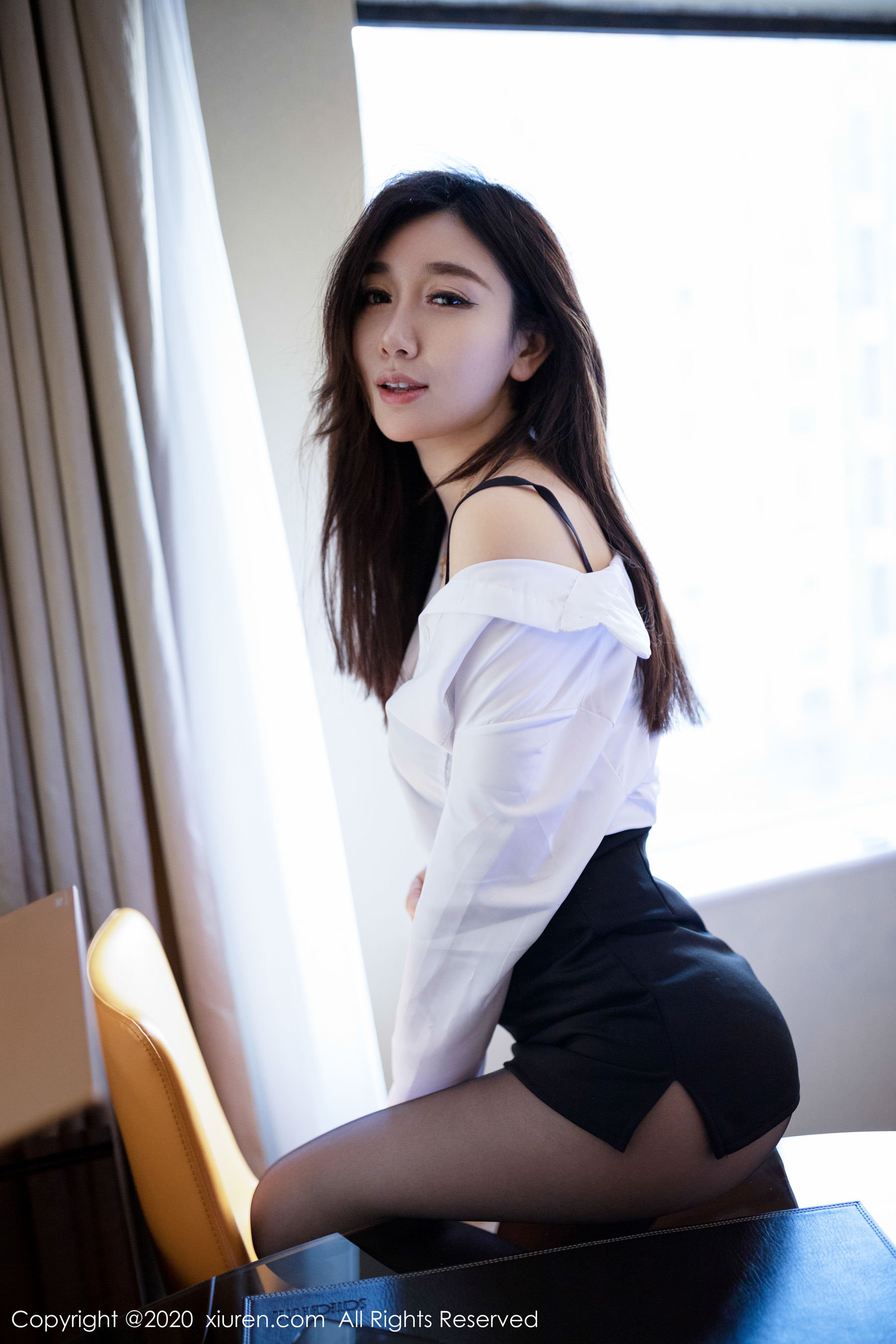 伊思思《酒店黑丝美腿OL》 [秀人XIUREN] No.1933 写真集