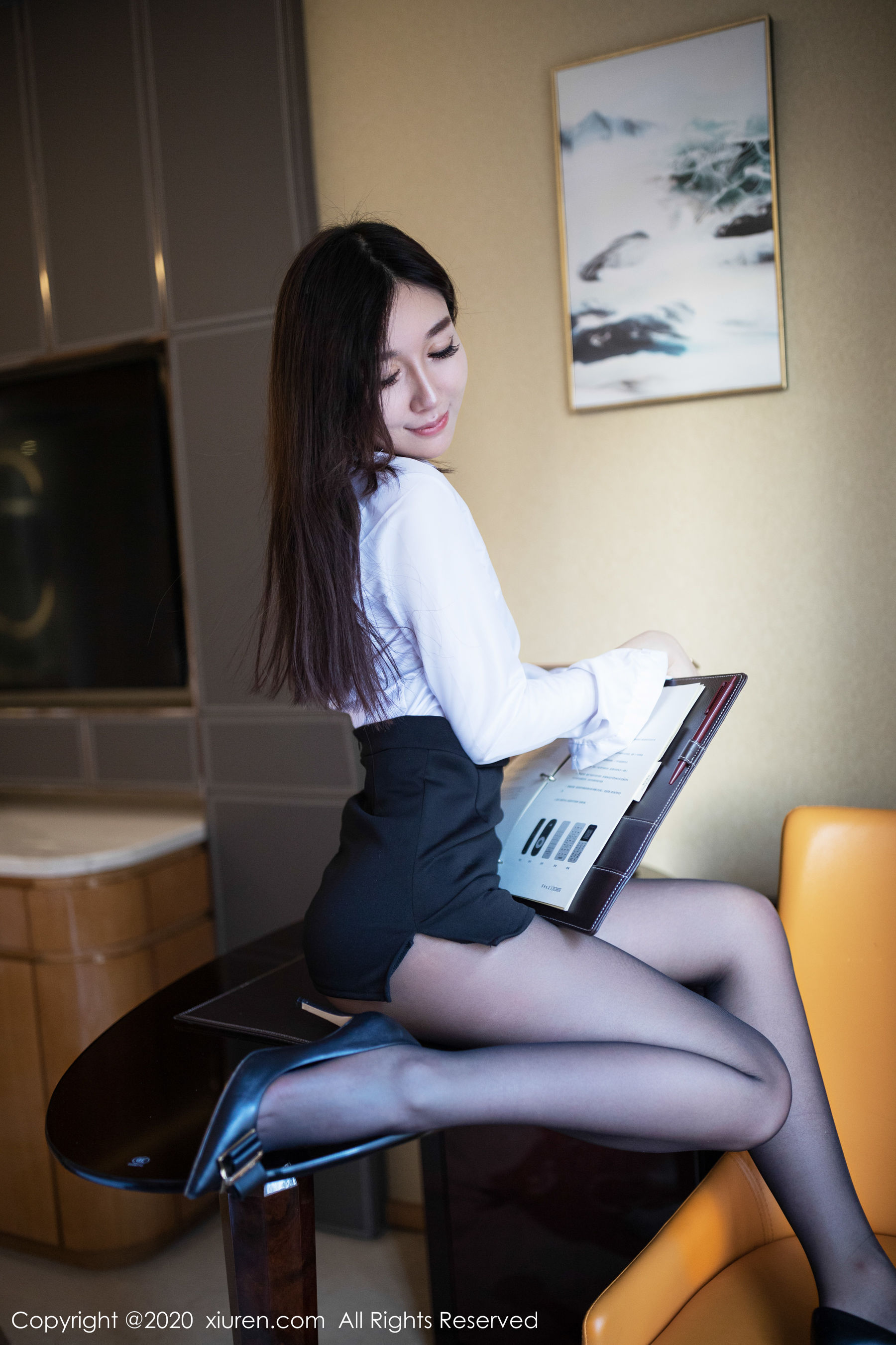 伊思思《酒店黑丝美腿OL》 [秀人XIUREN] No.1933 写真集
