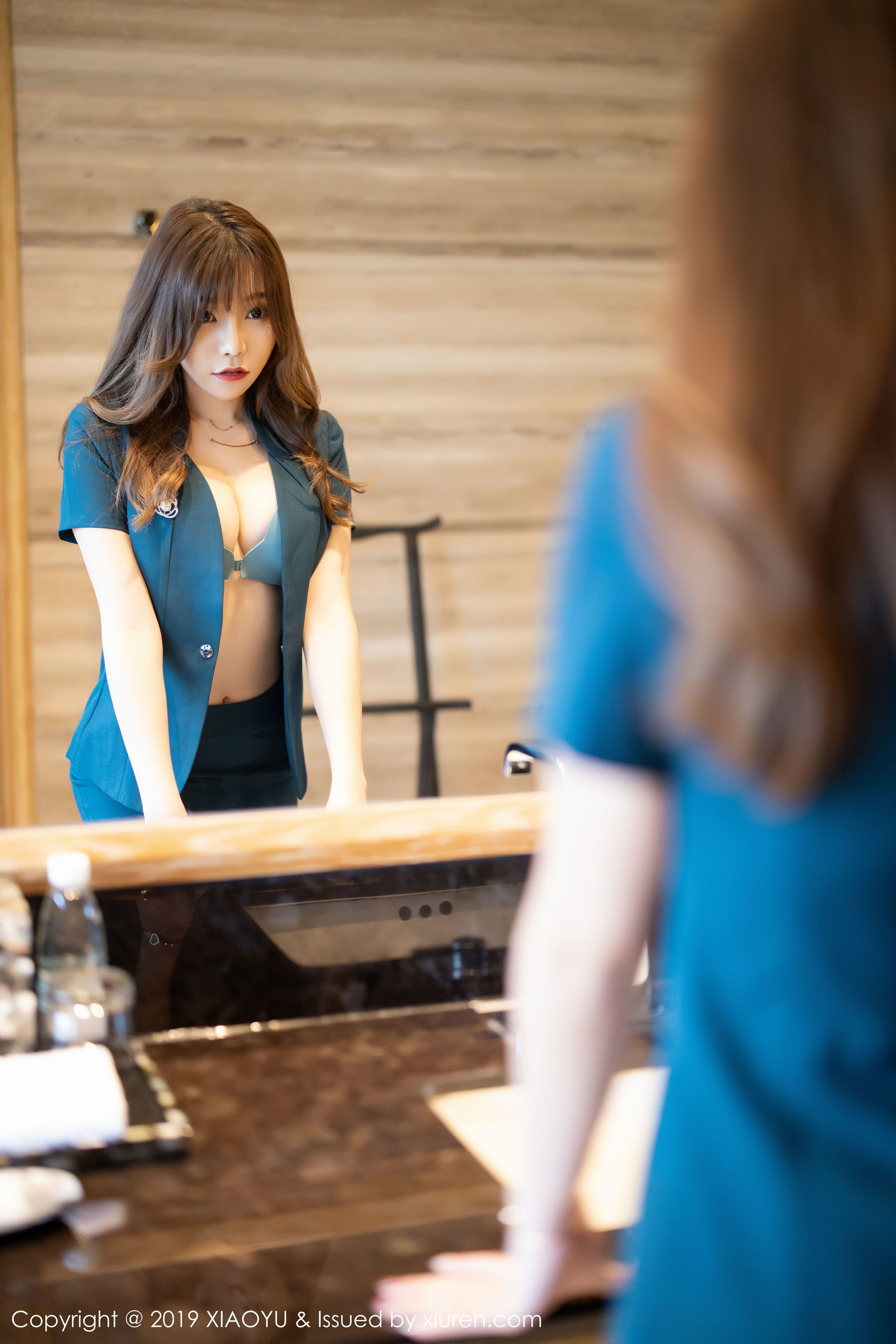 芝芝Booty《黑丝职业装下的美腿翘臀》 [语画界XIAOYU] Vol.215 写真集