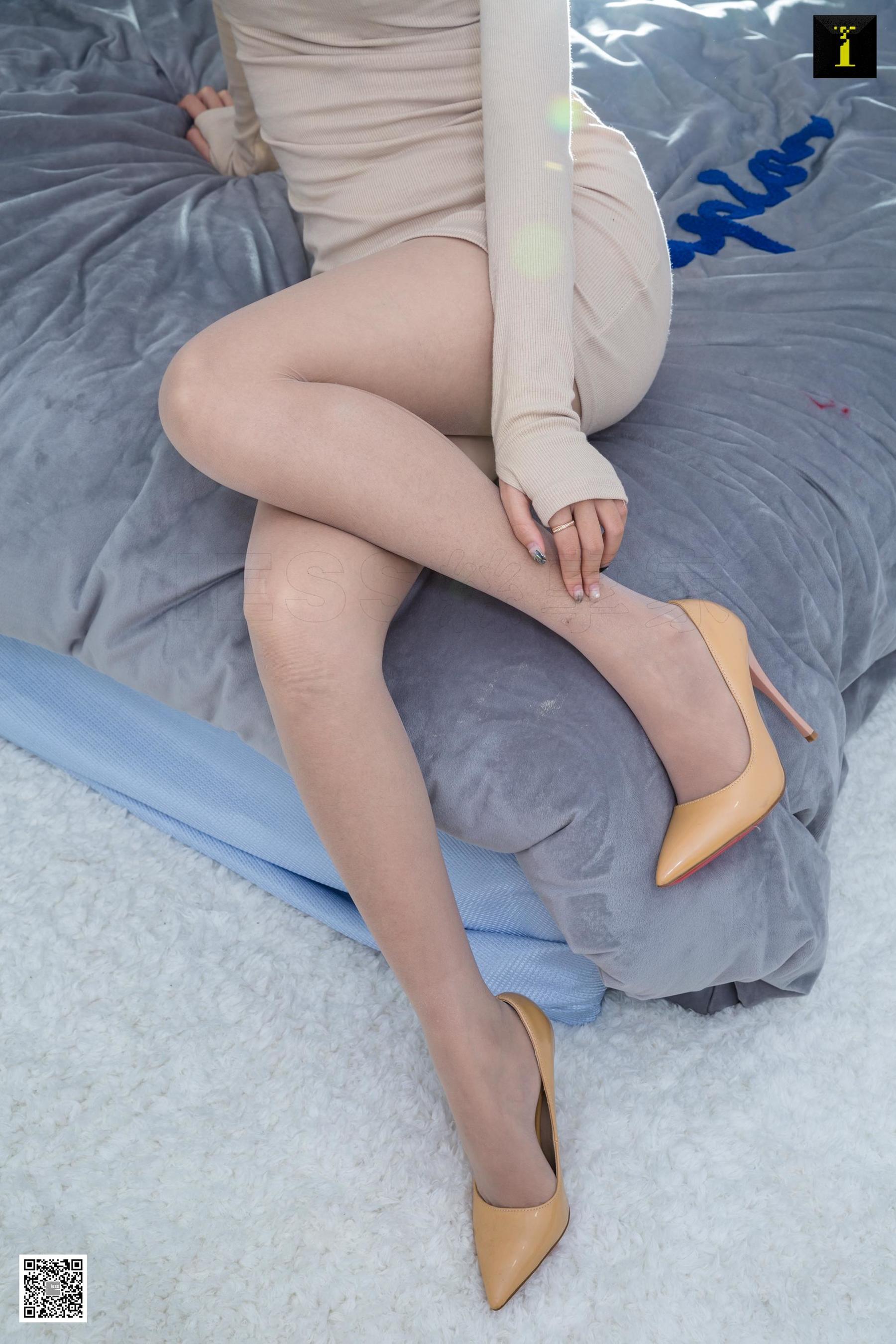 模特婉萍 《初恋裸色系》 [异思趣向IESS] 丝袜美腿写真集