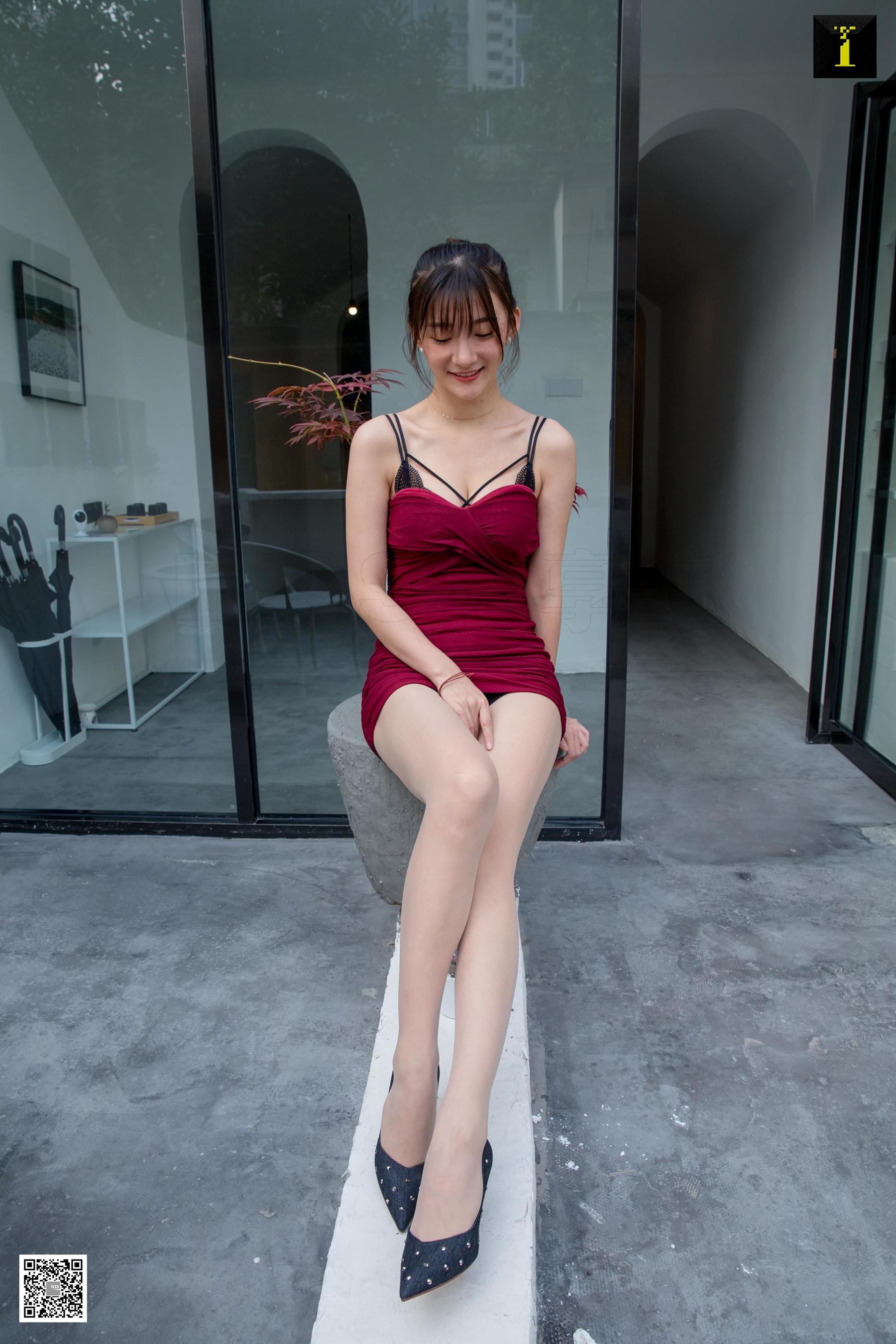 模特：秋秋 《酒红小礼服》 [异思趣向IESS] 写真集