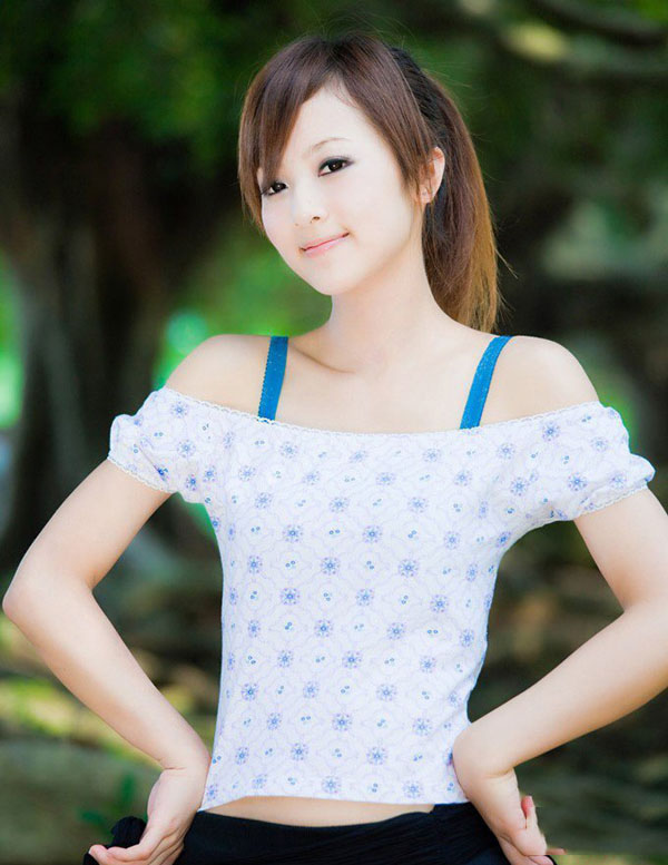 台湾美眉果子清纯可爱户外写真