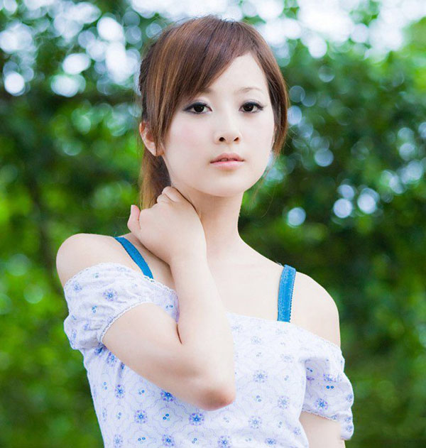 台湾美眉果子清纯可爱户外写真
