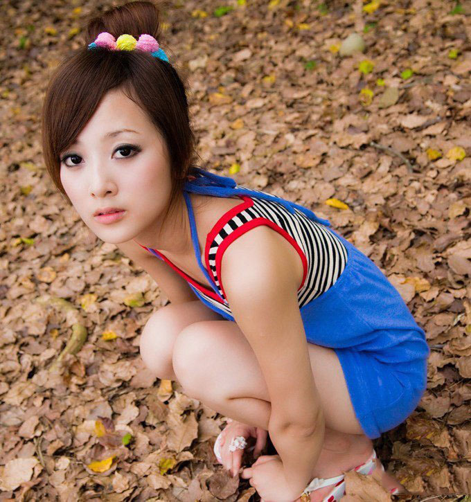 台湾美眉果子清纯可爱户外写真
