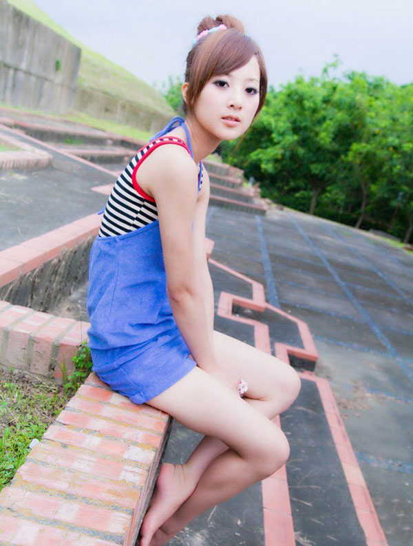 台湾美眉果子清纯可爱户外写真