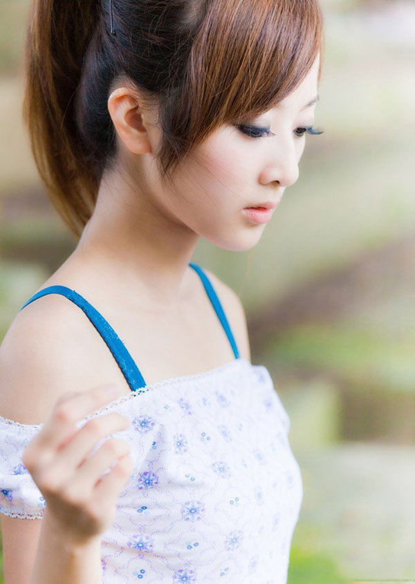 台湾美眉果子清纯可爱户外写真