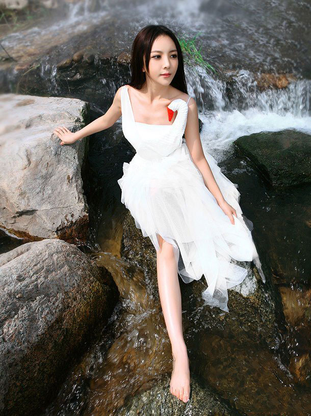 清纯尤物化身纯白天鹅湖畔写真