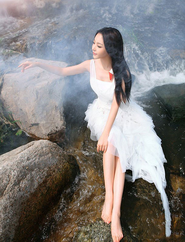 清纯尤物化身纯白天鹅湖畔写真