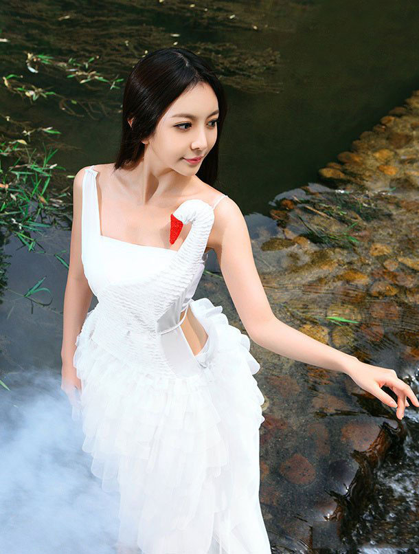 清纯尤物化身纯白天鹅湖畔写真