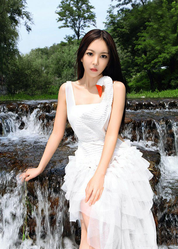 清纯尤物化身纯白天鹅湖畔写真