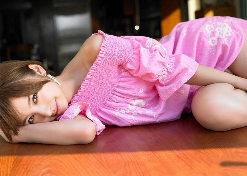 清纯美女粉红睡衣萌照