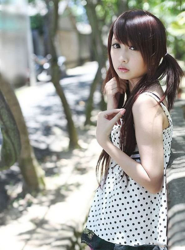 可爱清纯美眉户外写真