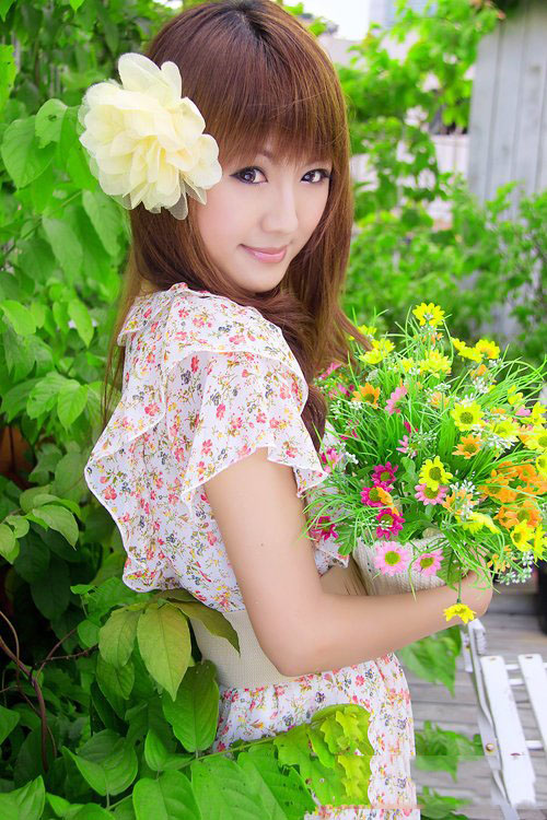 清纯美女在花中绽放