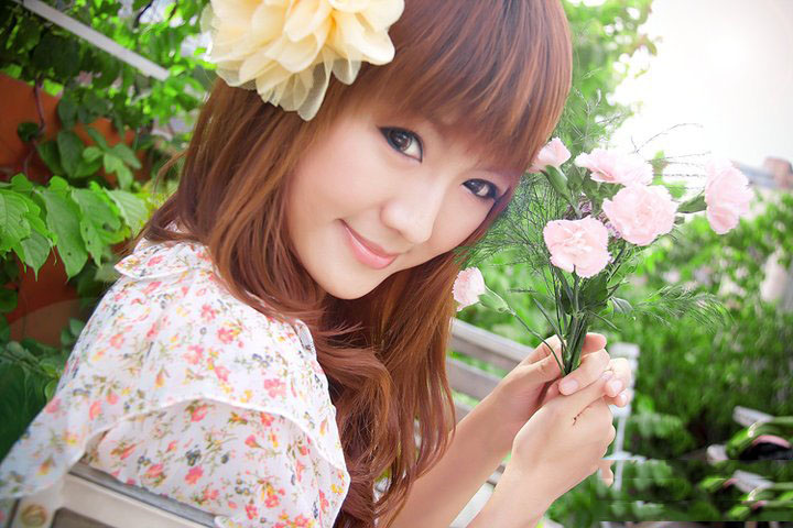 清纯美女在花中绽放