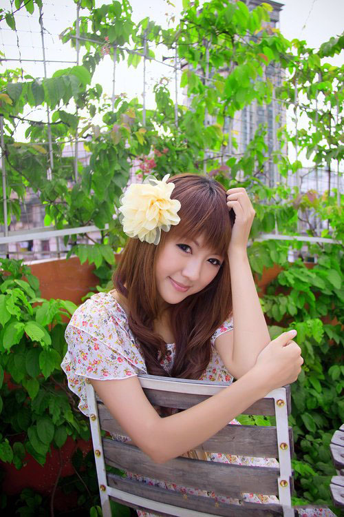 清纯美女在花中绽放