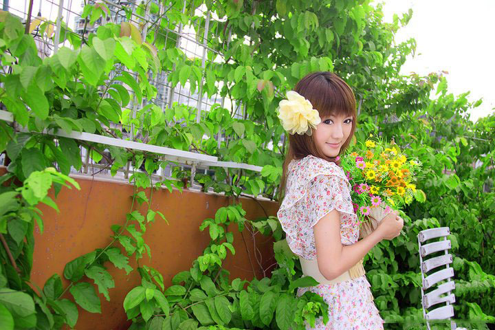 清纯美女在花中绽放