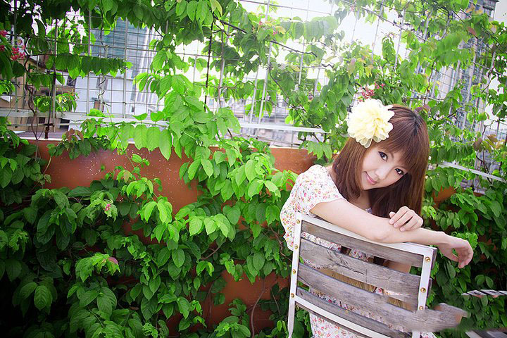 清纯美女在花中绽放