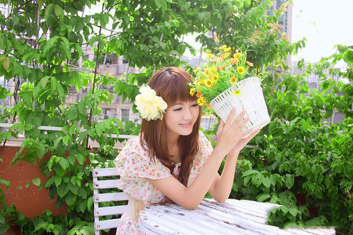 清纯美女在花中绽放