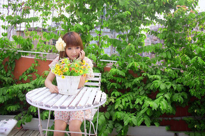 清纯美女在花中绽放