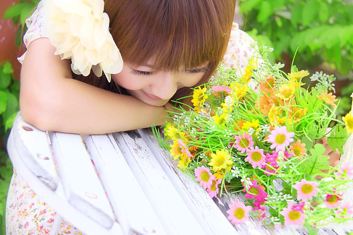 清纯美女在花中绽放