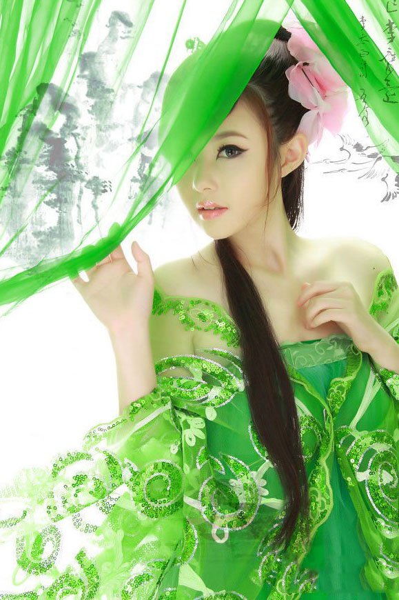 绿色古衣装扮不失清纯