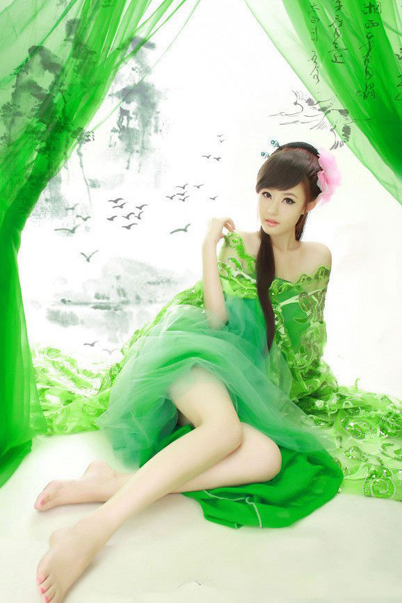 绿色古衣装扮不失清纯