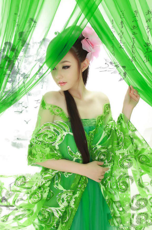 绿色古衣装扮不失清纯