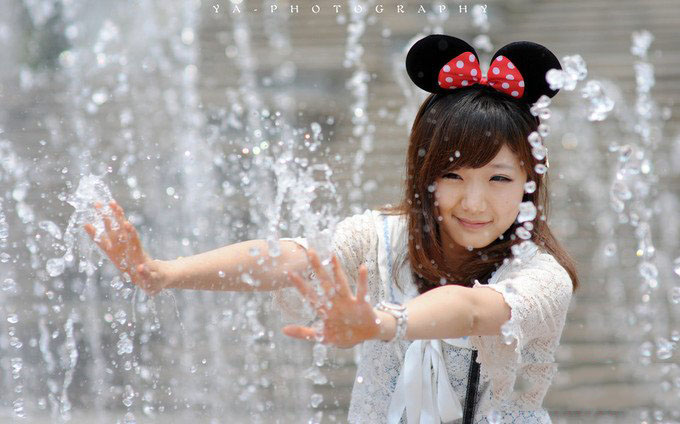 靓丽美女在春的气息中游走