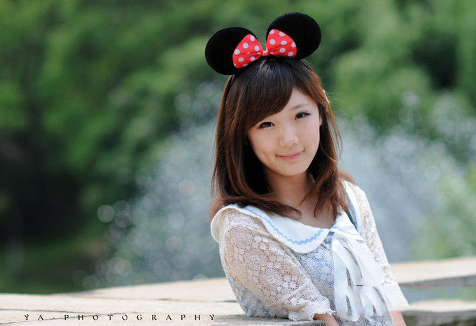 靓丽美女在春的气息中游走