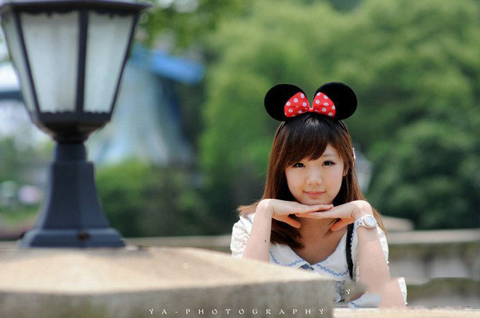 靓丽美女在春的气息中游走