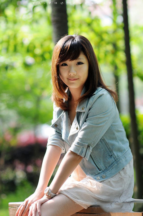 靓丽美女在春的气息中游走