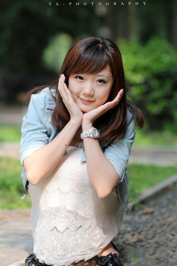 靓丽美女在春的气息中游走