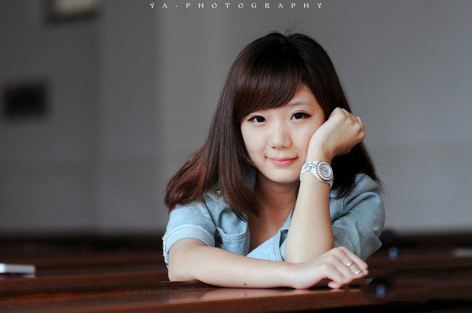 靓丽美女在春的气息中游走