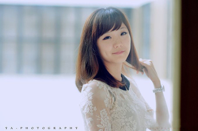 靓丽美女在春的气息中游走