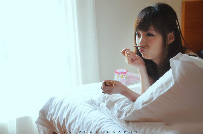 靓丽美女在春的气息中游走