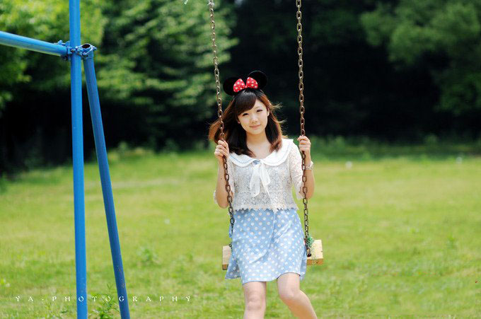 靓丽美女在春的气息中游走